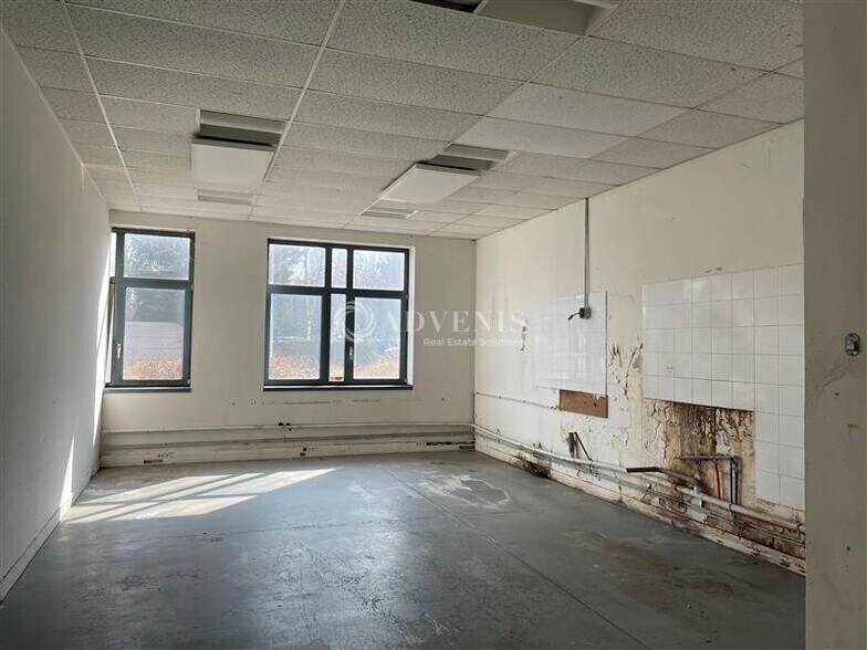 Office in Montigny-le-Bretonneux to rent - Interior Photo - Image 2 of 6