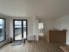 Light Industrial in Carrières-sur-Seine to rent Interior Photo- Image 2 of 5