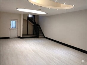 Oxford St, Swansea to rent Interior Photo- Image 2 of 9