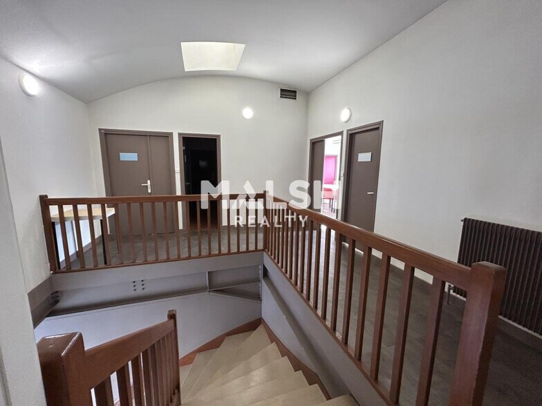 Office in OULLINS-PIERRE-BÉNITE to rent - Building Photo - Image 3 of 11