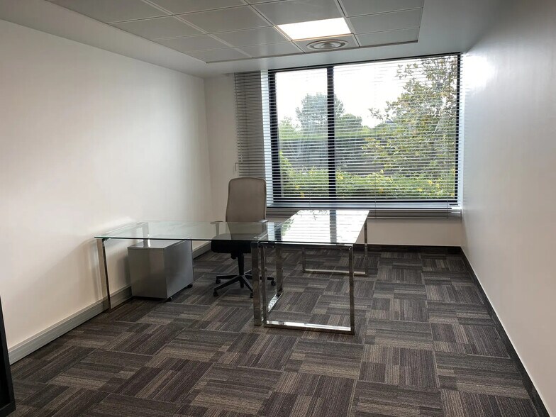 10 Allée De La Connaissance, Lieusaint to rent - Interior Photo - Image 3 of 6