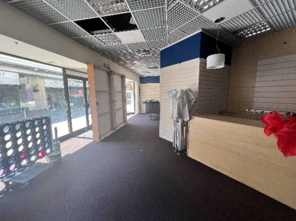 High St, Leatherhead to rent Interior Photo- Image 1 of 4