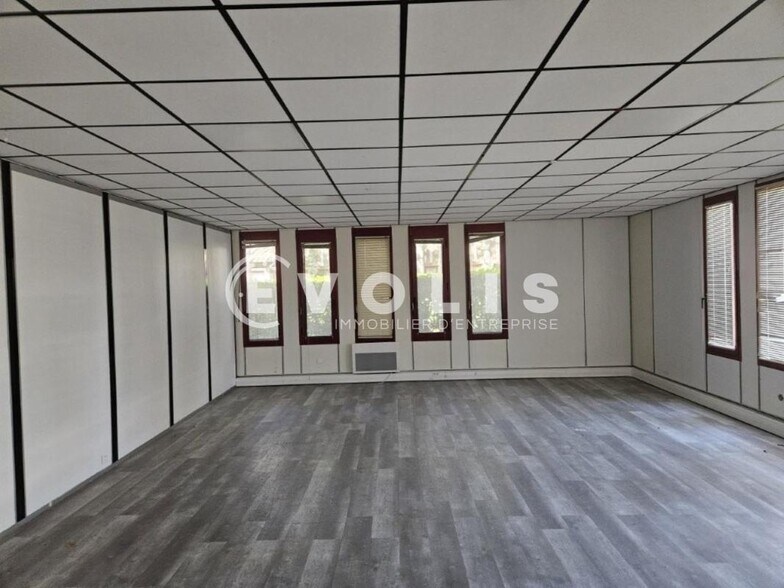 Office in Les Ulis to rent - Interior Photo - Image 3 of 6