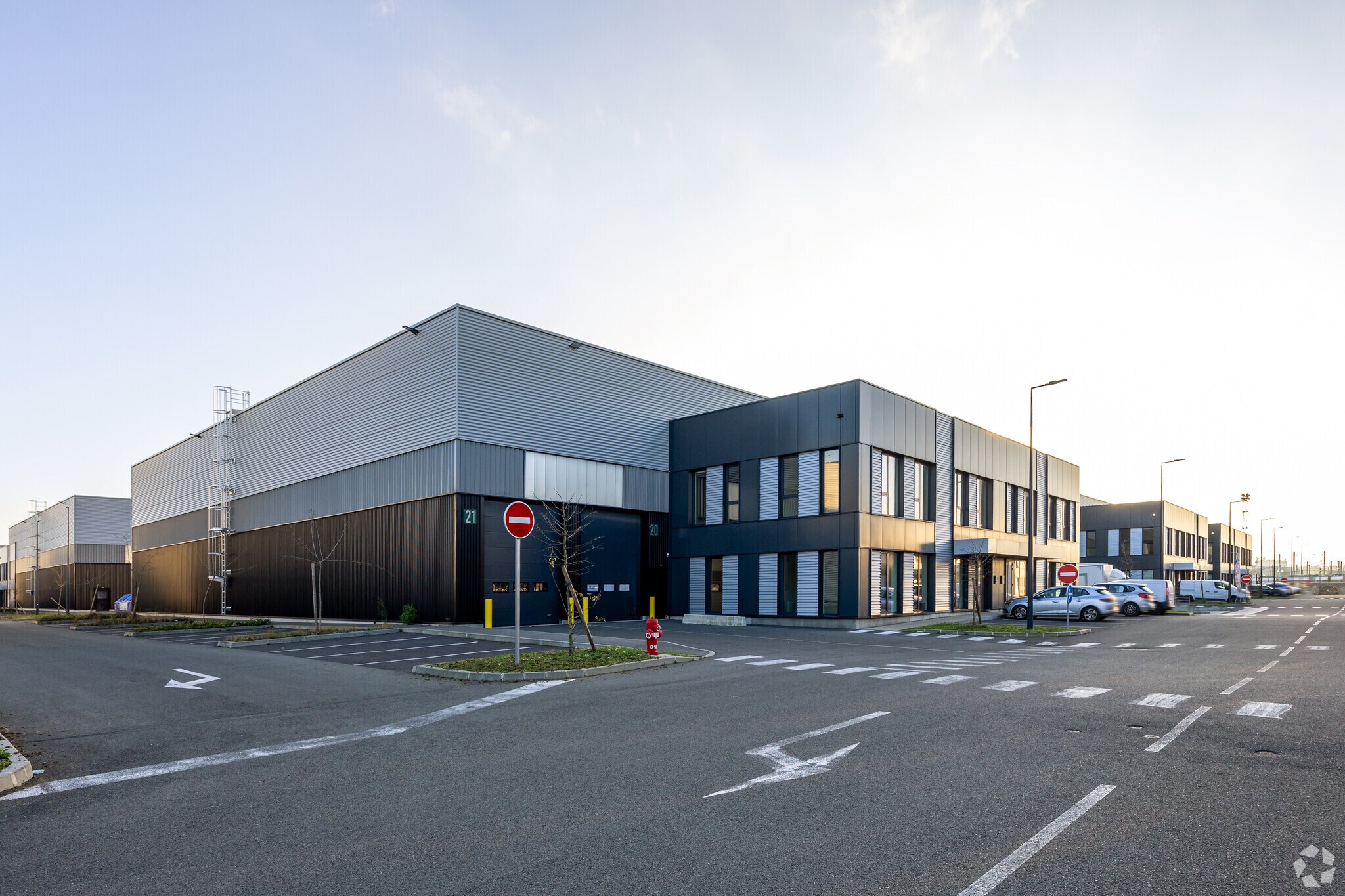 51 Rue Du Commandant Rolland, Le Bourget to rent Building Photo- Image 1 of 2