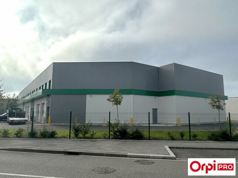 Light Industrial in Mions to rent - Building Photo - Image 3 of 6