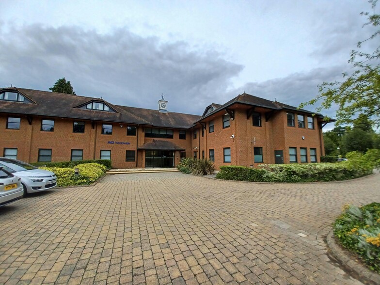 Cemetery Pales, Woking for rent - Building Photo - Image 1 of 13