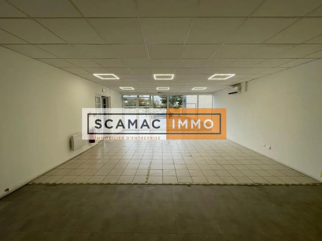 Location Entrepôt 1 350 m² - Photo 1