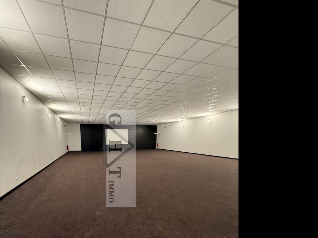 Retail in Saint-Denis for sale Interior Photo- Image 1 of 8