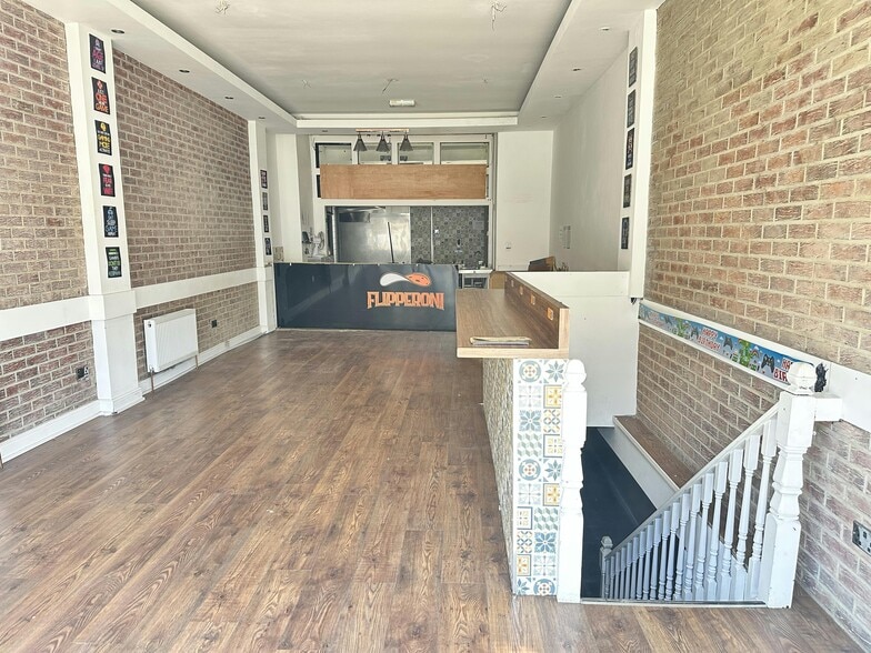 112 Askew Rd, London to rent - Building Photo - Image 2 of 6