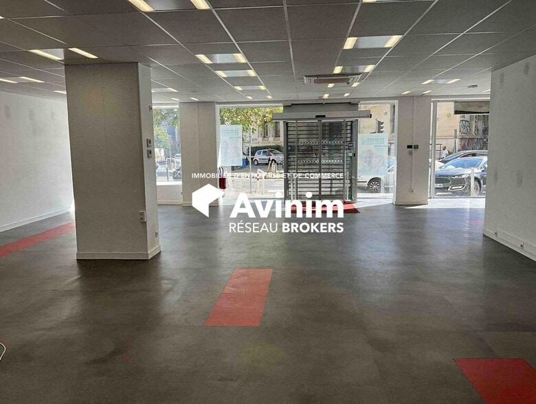 Light Industrial in Marseille to rent - Interior Photo - Image 1 of 12