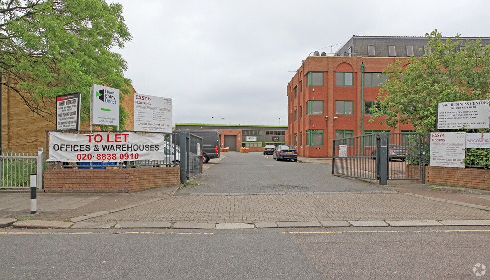 12 Cumberland Ave, London to rent - Building Photo - Image 3 of 4