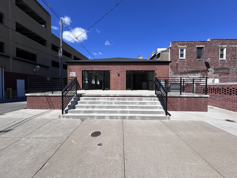 318 E Walnut St, Evansville, IN for rent - Building Photo - Image 1 of 11