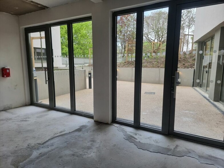 Retail in Brétigny-sur-Orge to rent - Interior Photo - Image 2 of 11