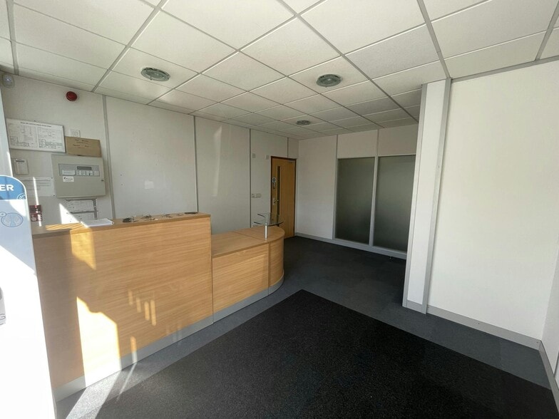 Ampress Ln, Lymington to rent - Building Photo - Image 2 of 14