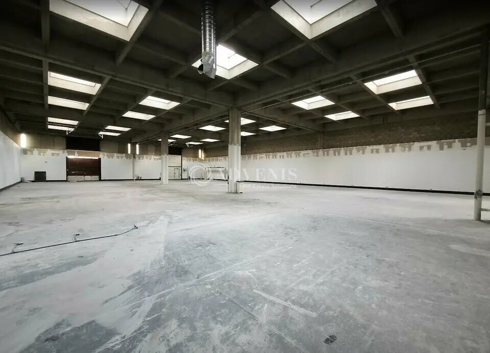 Light Industrial in Rungis to rent Interior Photo- Image 1 of 2