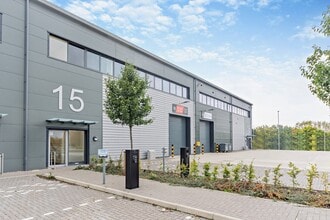 College Rd, Aylesbury to rent Building Photo- Image 1 of 16