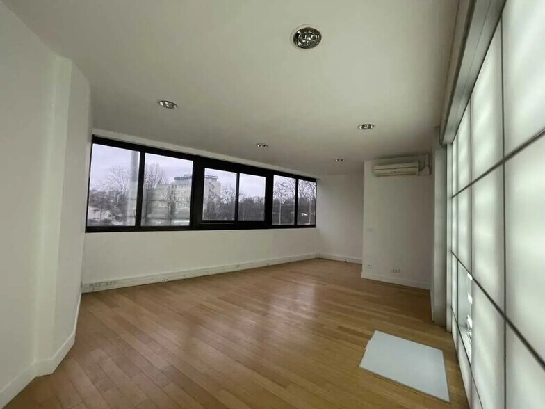 Office in Gentilly to rent - Interior Photo - Image 2 of 17