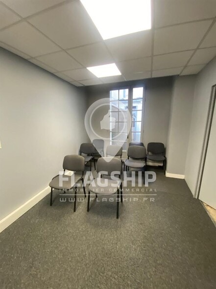 Retail in Paris to rent - Building Photo - Image 1 of 8