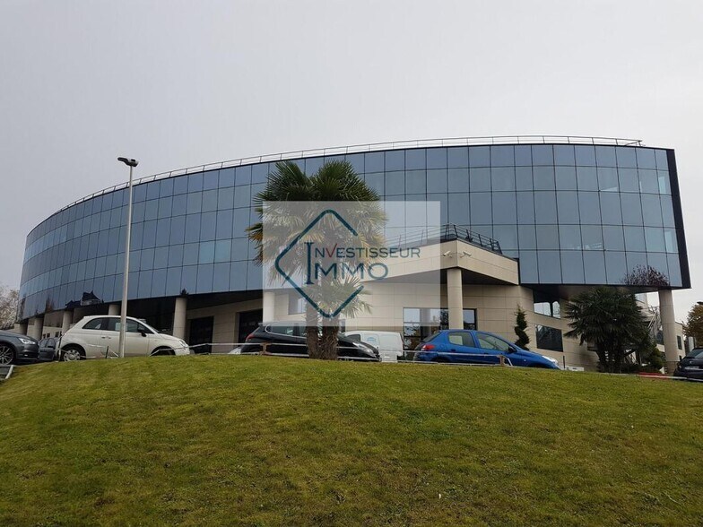 Office in Bry-sur-Marne to rent - Building Photo - Image 2 of 6