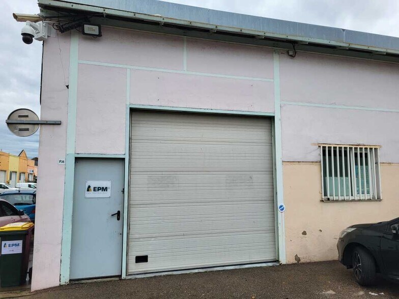 Light Industrial in Vénissieux to rent - Building Photo - Image 2 of 4