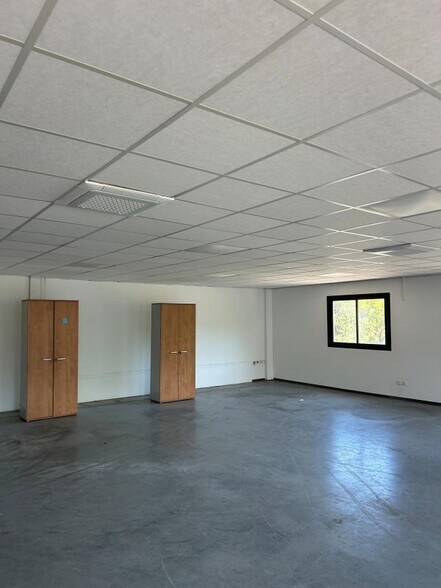 Industrial in Gémenos to rent - Building Photo - Image 3 of 4