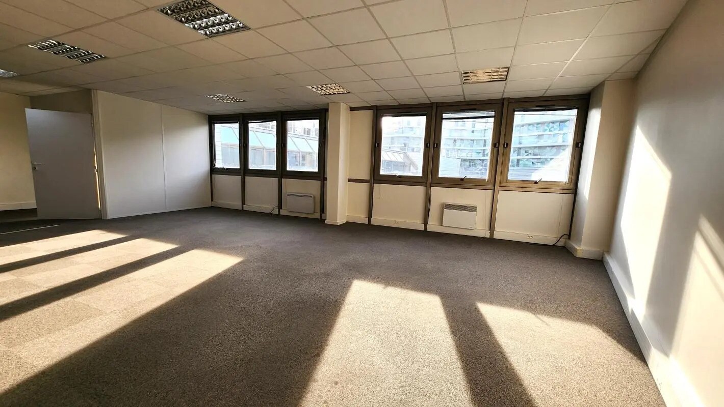 Office in Boulogne-Billancourt to rent Building Photo- Image 1 of 7