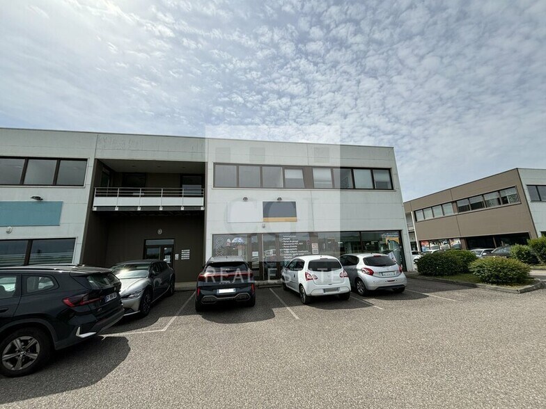 470 Route Du Tilleul, Cailloux-sur-Fontaines to rent - Building Photo - Image 1 of 10