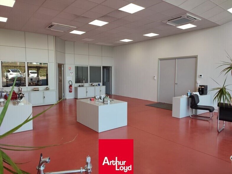 Retail in Gleizé for sale - Interior Photo - Image 1 of 6