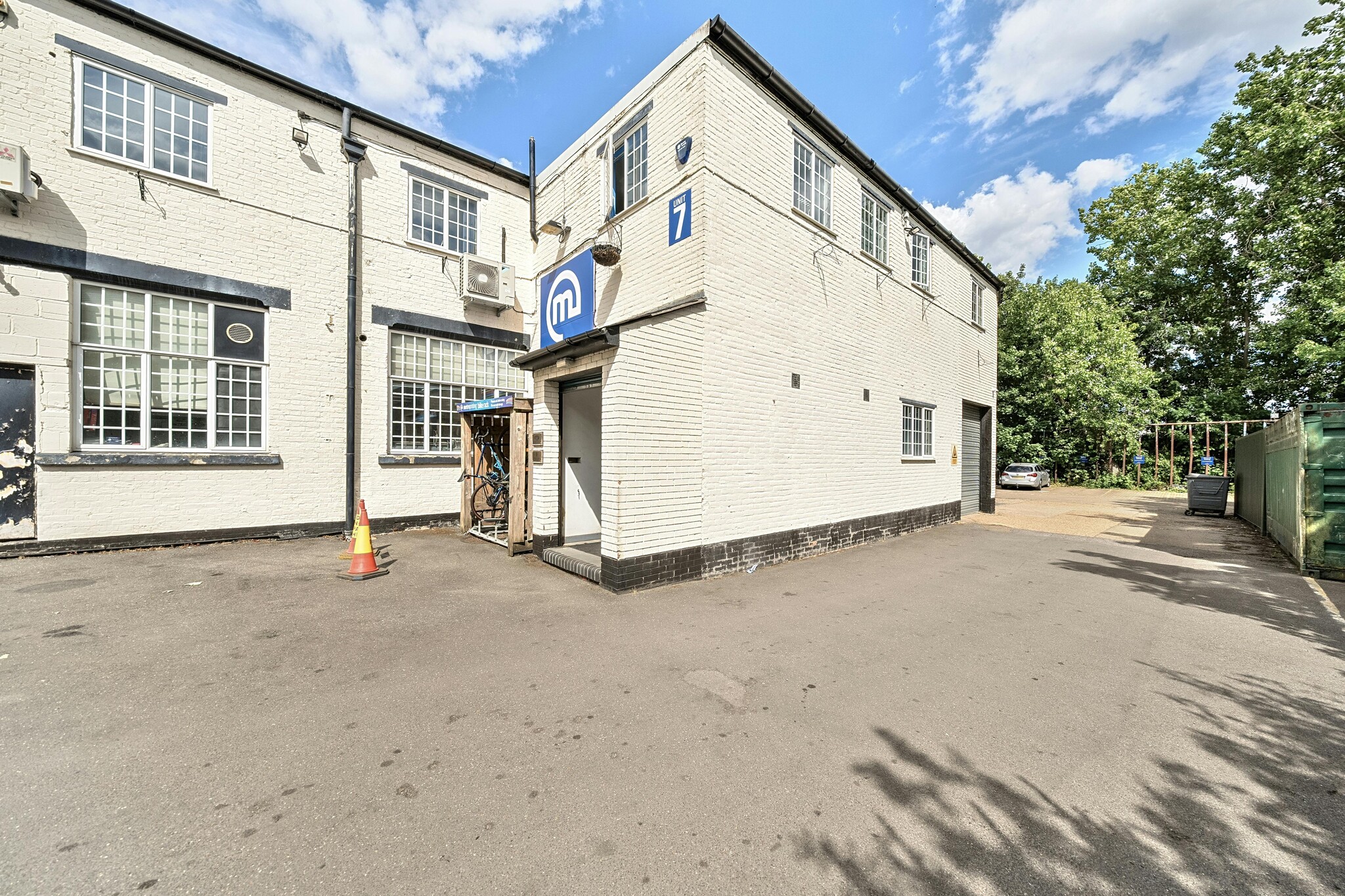 Sandown Rd, Watford to rent Primary Photo- Image 1 of 4