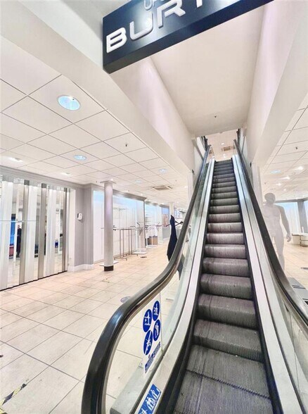 130 High St, Southend On Sea to rent - Building Photo - Image 1 of 62