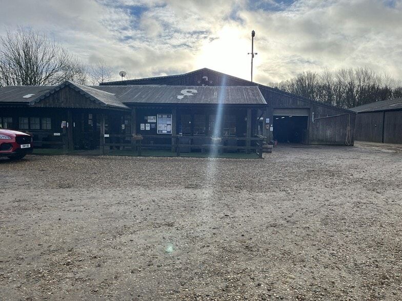 Cherry Ln, Amersham to rent - Building Photo - Image 3 of 50