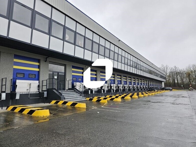 18 Rue De La Ferme Saint-Ladre, Saint-Witz to rent - Building Photo - Image 3 of 17