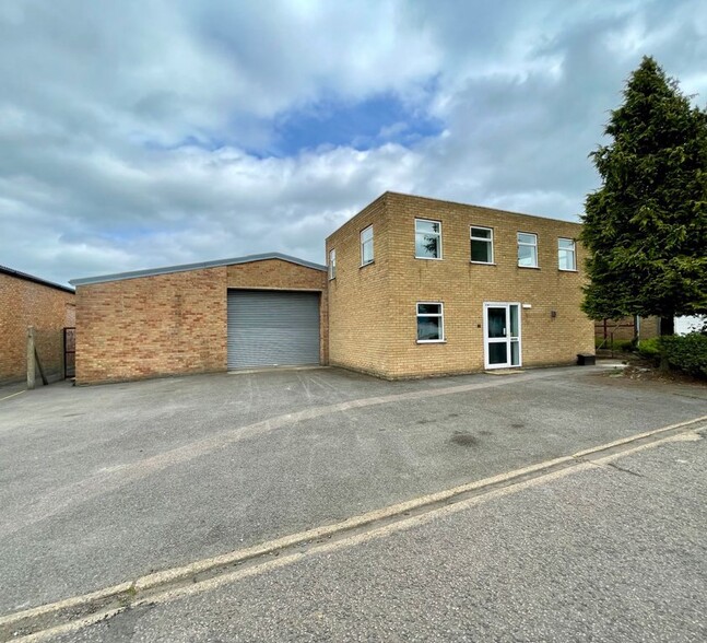 Commerce Way, Leighton Buzzard to rent - Primary Photo - Image 1 of 1