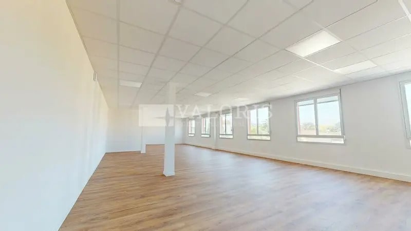32 Rue De La République, Décines-Charpieu to rent - Interior Photo - Image 2 of 9