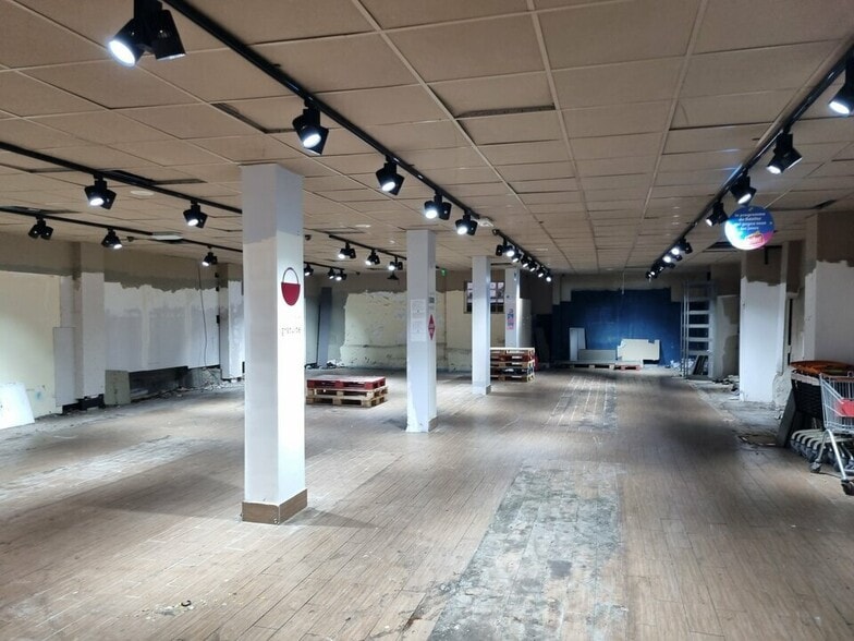 Light Industrial in Paris to rent - Interior Photo - Image 3 of 7