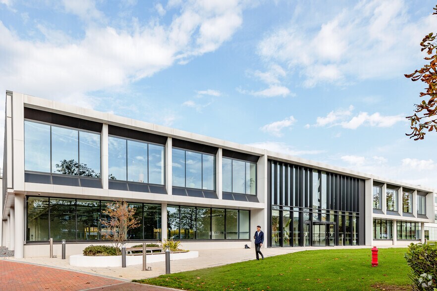 6 Roundwood Ave, Uxbridge for sale - Primary Photo - Image 1 of 1