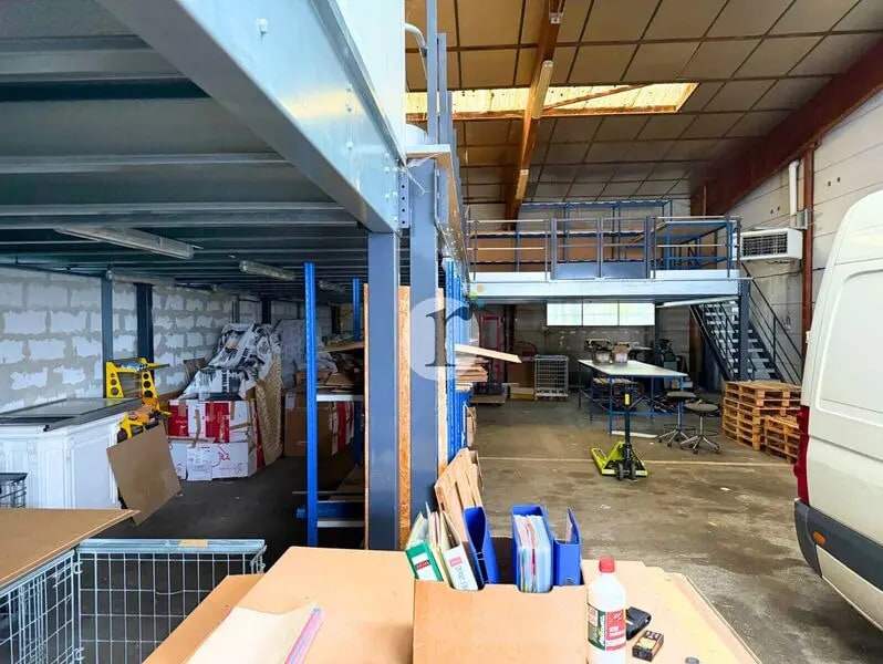 Location Local d'activités 250 m² - Photo 1