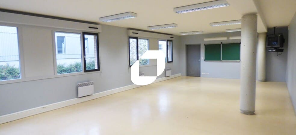 Office in Champs-sur-Marne to rent - Building Photo - Image 2 of 4