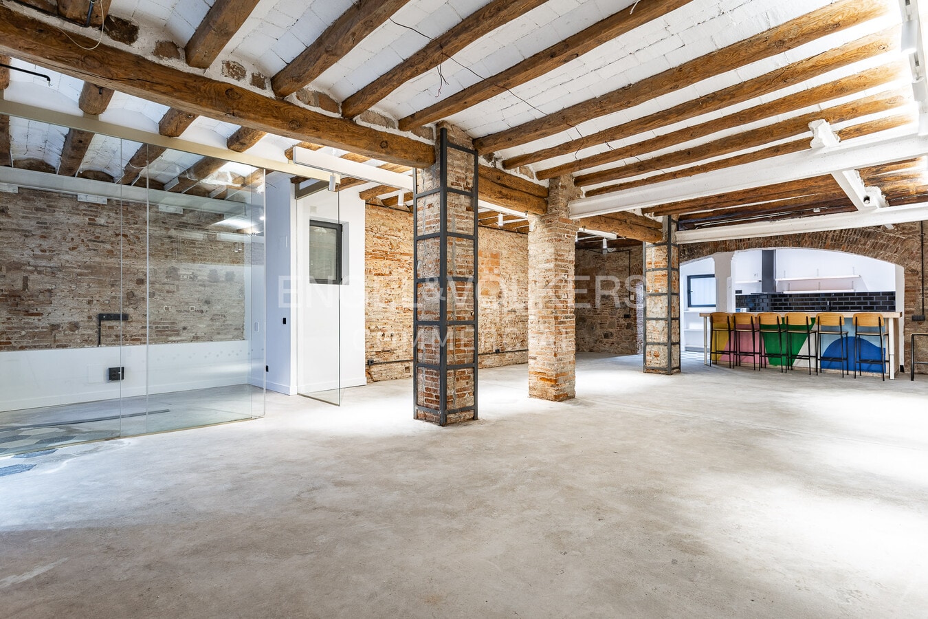 Barcelona, BAR 08005 - Unit 2 - - Interior Photo - Image 2 of 40