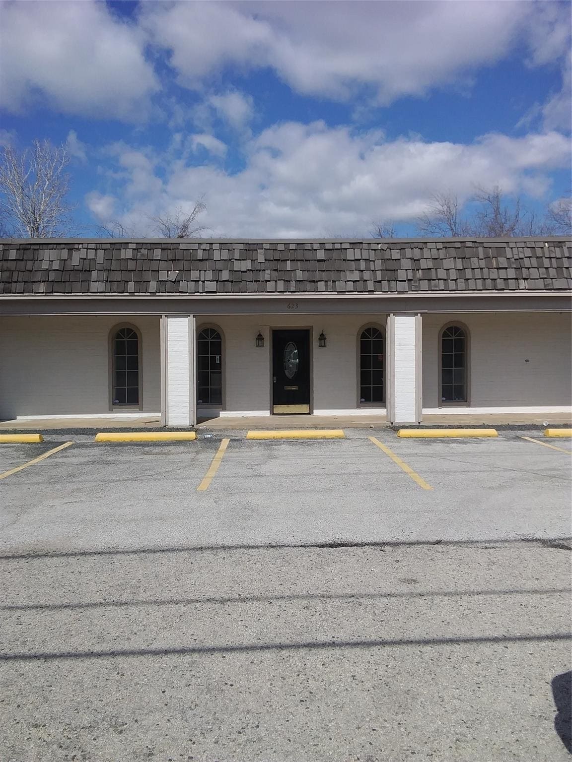 623 and 701 E Dallas Rd portfolio of 2 properties for sale on LoopNet.co.uk Primary Photo- Image 1 of 3