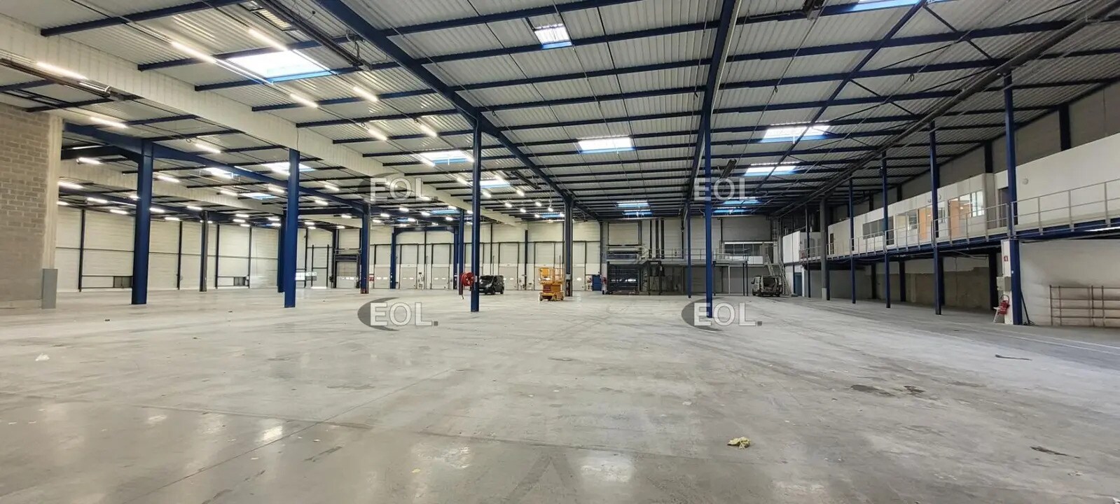 Industrial in Miribel to rent Building Photo- Image 1 of 7