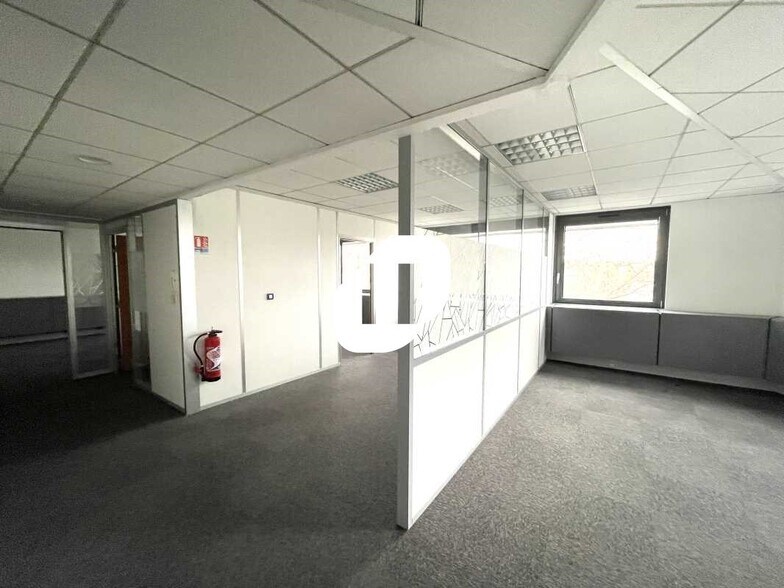 Industrial in Lyon to rent - Interior Photo - Image 2 of 9