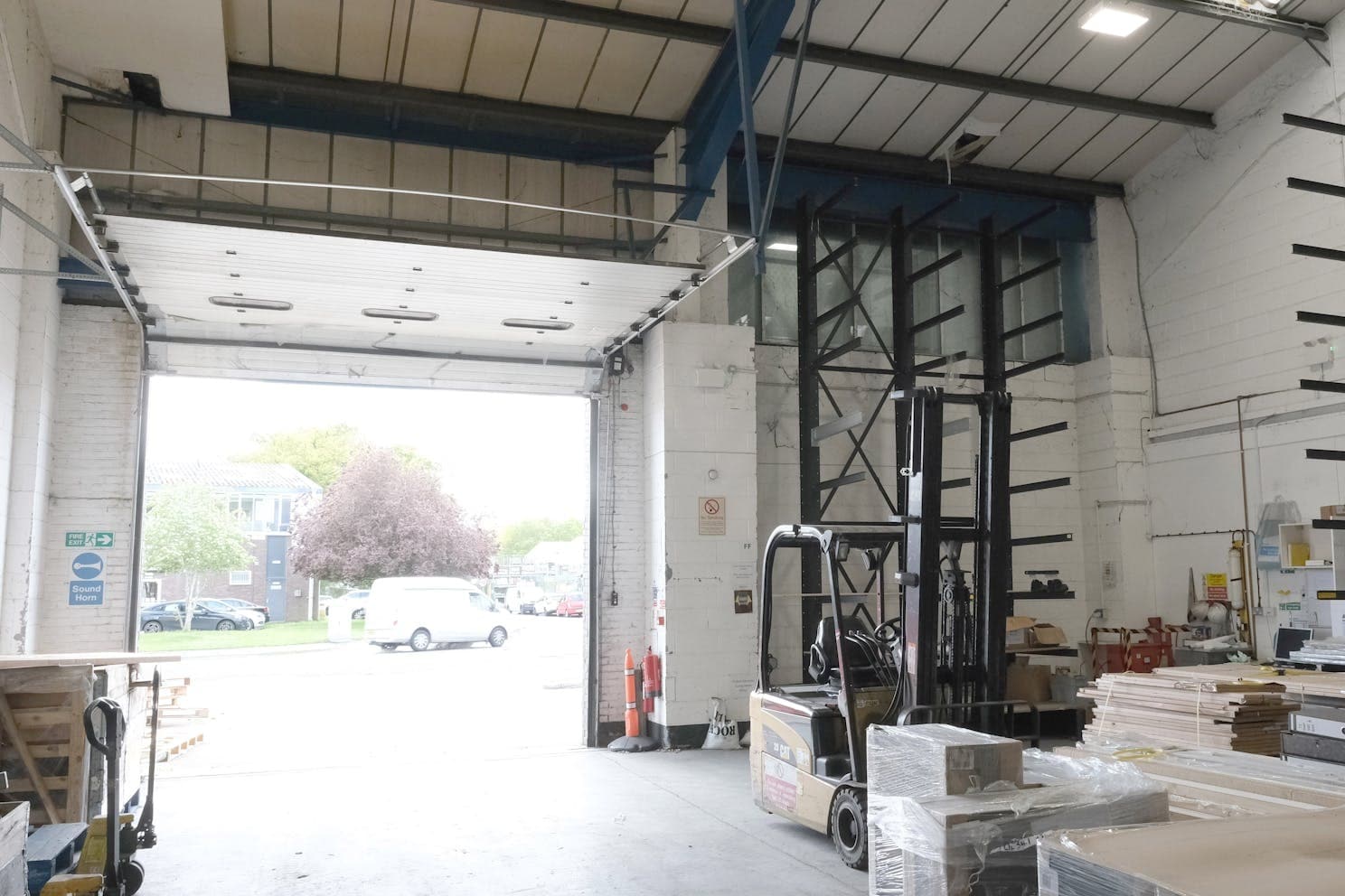 Kestrel Way, Woking to rent Interior Photo- Image 1 of 2