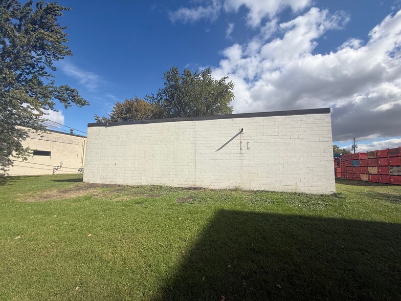 5145 Hennin Dr, Tecumseh, ON for sale - Building Photo - Image 2 of 10