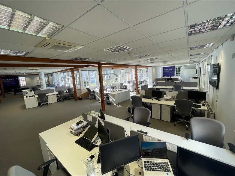 27 London End, Beaconsfield to rent - Building Photo - Image 2 of 11