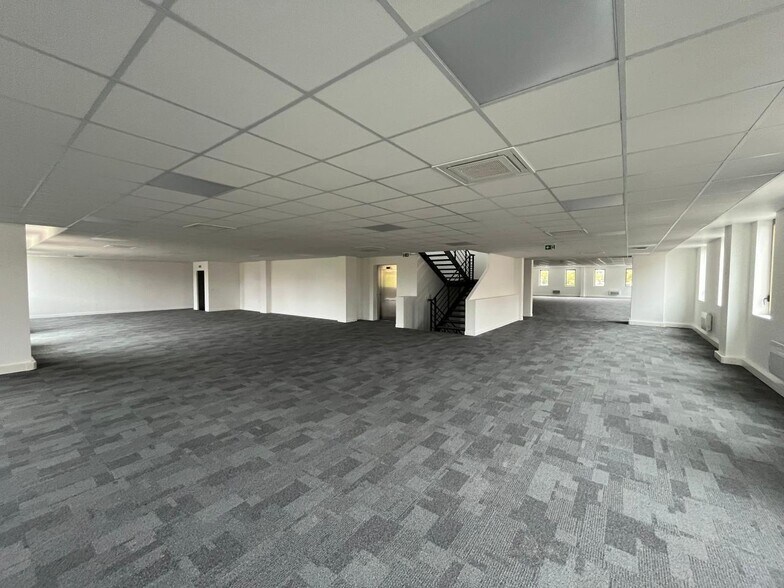 Light Industrial in Gennevilliers to rent - Interior Photo - Image 2 of 5