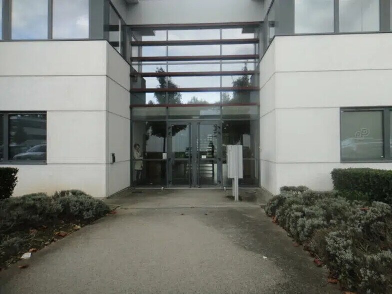 Office in Limonest to rent - Building Photo - Image 1 of 8