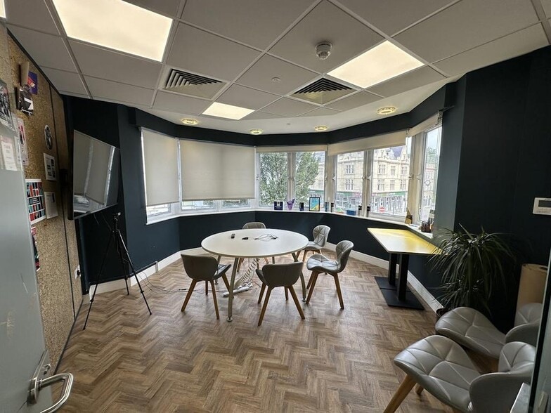 9 Castle Sq, Brighton to rent - Building Photo - Image 3 of 11