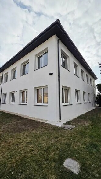 Office in Le Pontet to rent - Building Photo - Image 3 of 7