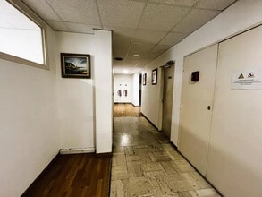 Retail in Ris-Orangis to rent Interior Photo- Image 2 of 2